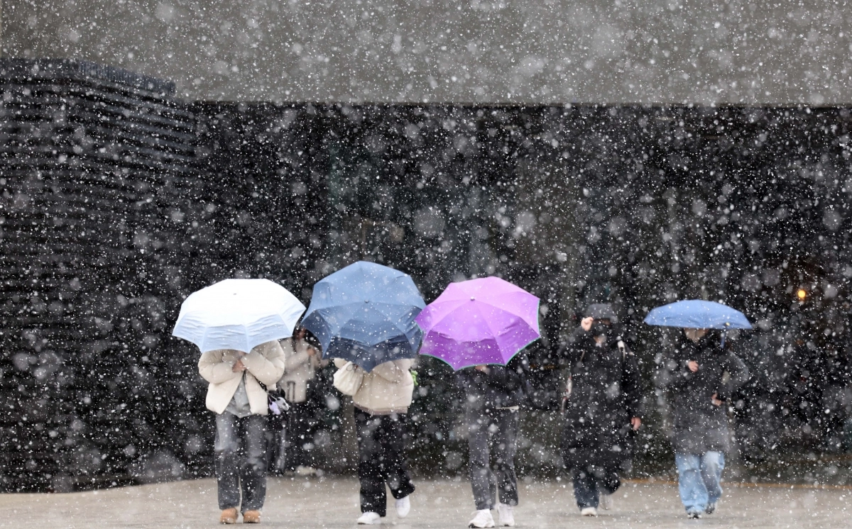 부산역 광장 함박눈