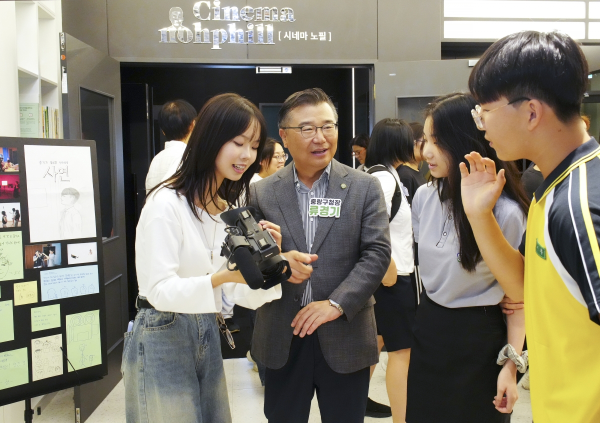 류경기(왼쪽 두 번째) 서울 중랑구청장이 2024년 9월 양원미디어교육센터 청소년영화캠프 시사회에서 청소년들과 영화 제작 과정에 대한 이야기를 나누고 있다. 중랑구제공