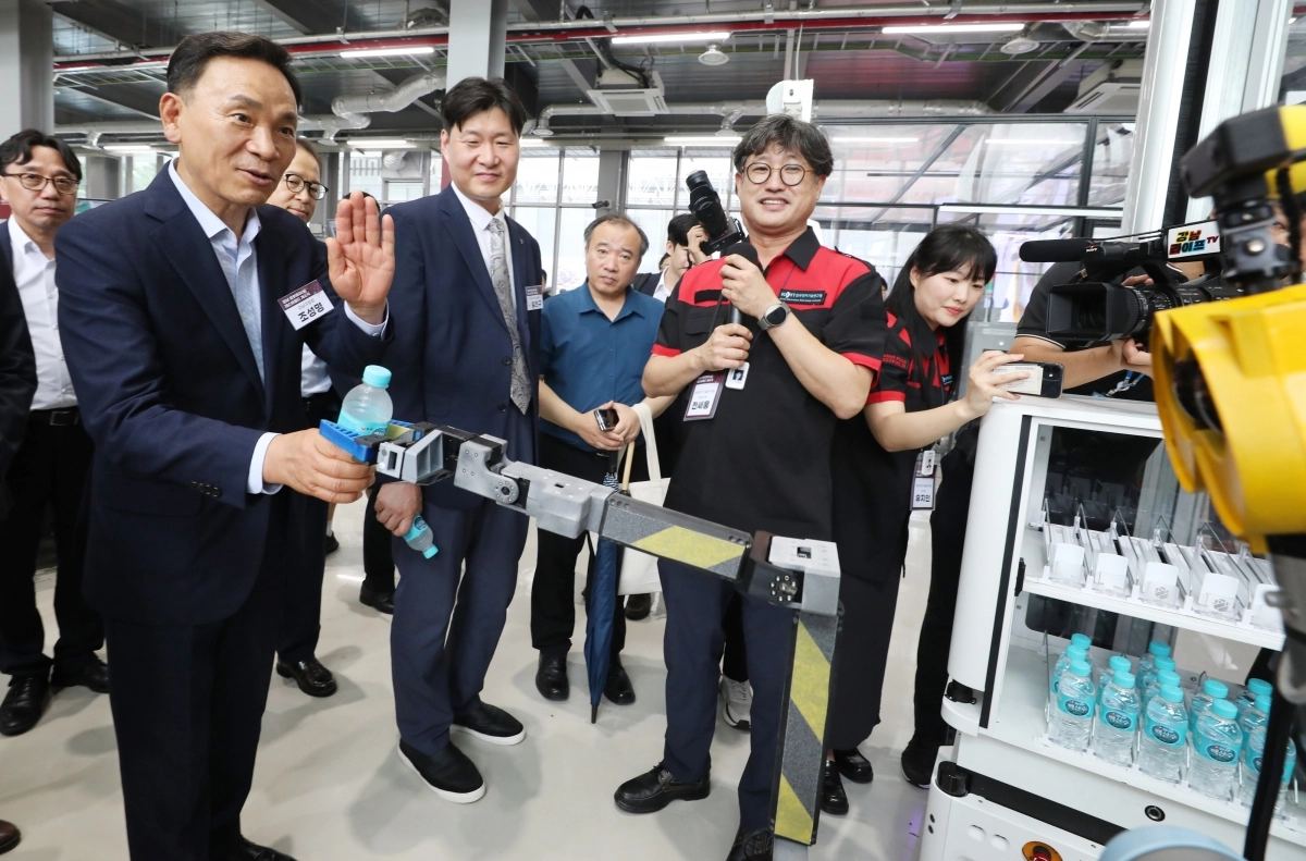 조성명(왼쪽 첫 번째) 서울 강남구청장이 수서역 인근에 조성된 로봇플러스 테스트베드에서 실증 로봇 활용을 체험하고 있다. 강남구 제공