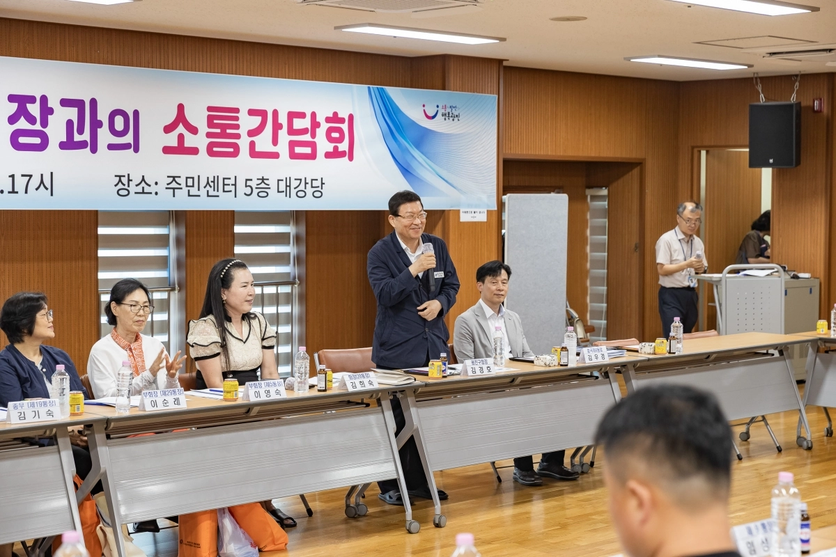 김경호 광진구청장이 지난해 7월  중곡4동 주민센터에서 열린 소통간담회에서 인사말을 하고 있다. 광진구 제공