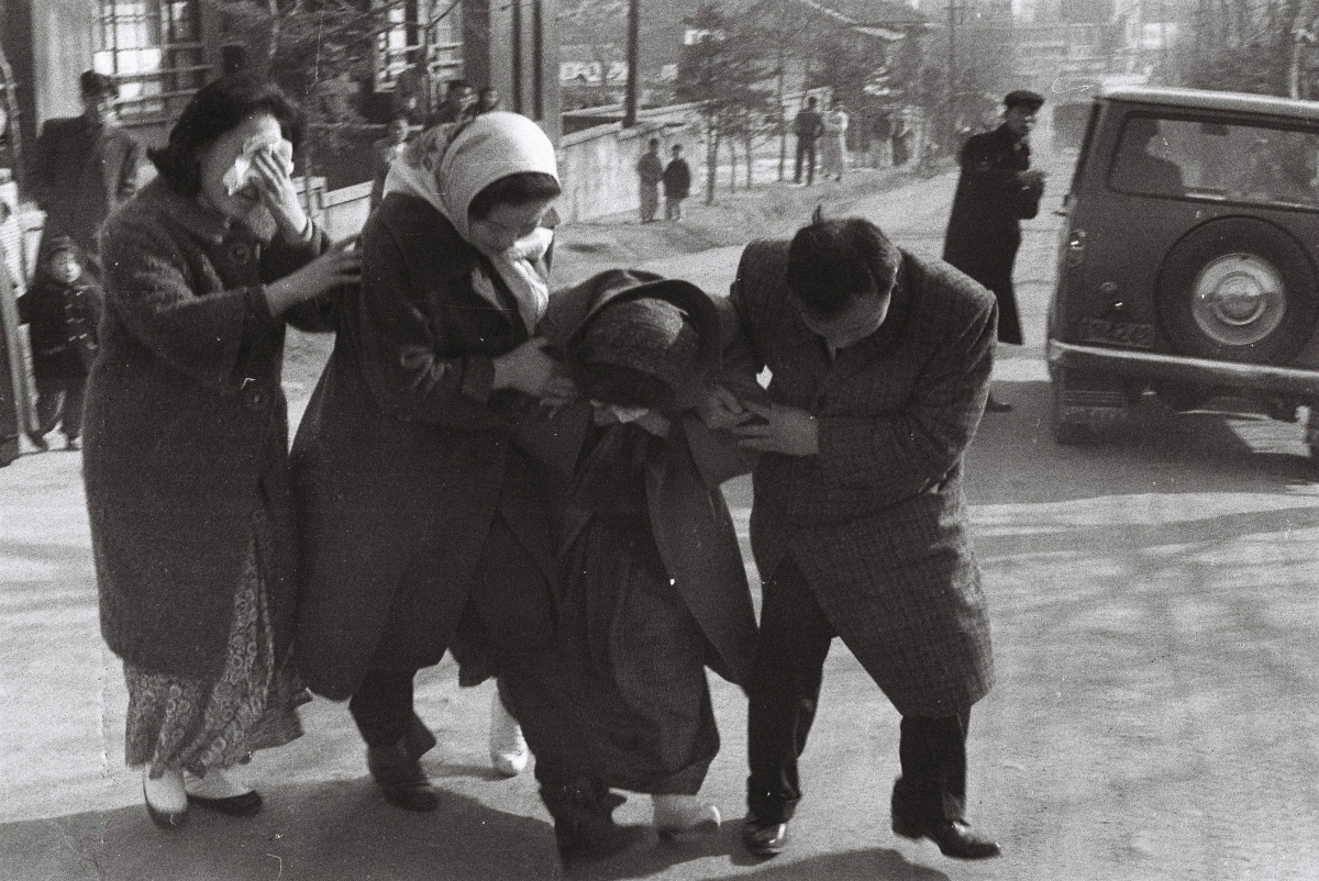 1960년 4·19의 도화선이 됐던 3·15부정선거의 주범이었던 최인규 전 내무부 장관에 대한 교수형이 집행된 다음 날인 1961년 12월 22일 유족들이 서울형무소 담장 밖에서 통곡하며 시신을 인수하고 있다. 서울신문 DB