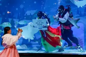 물속에서 전하는 ‘새해 인사’