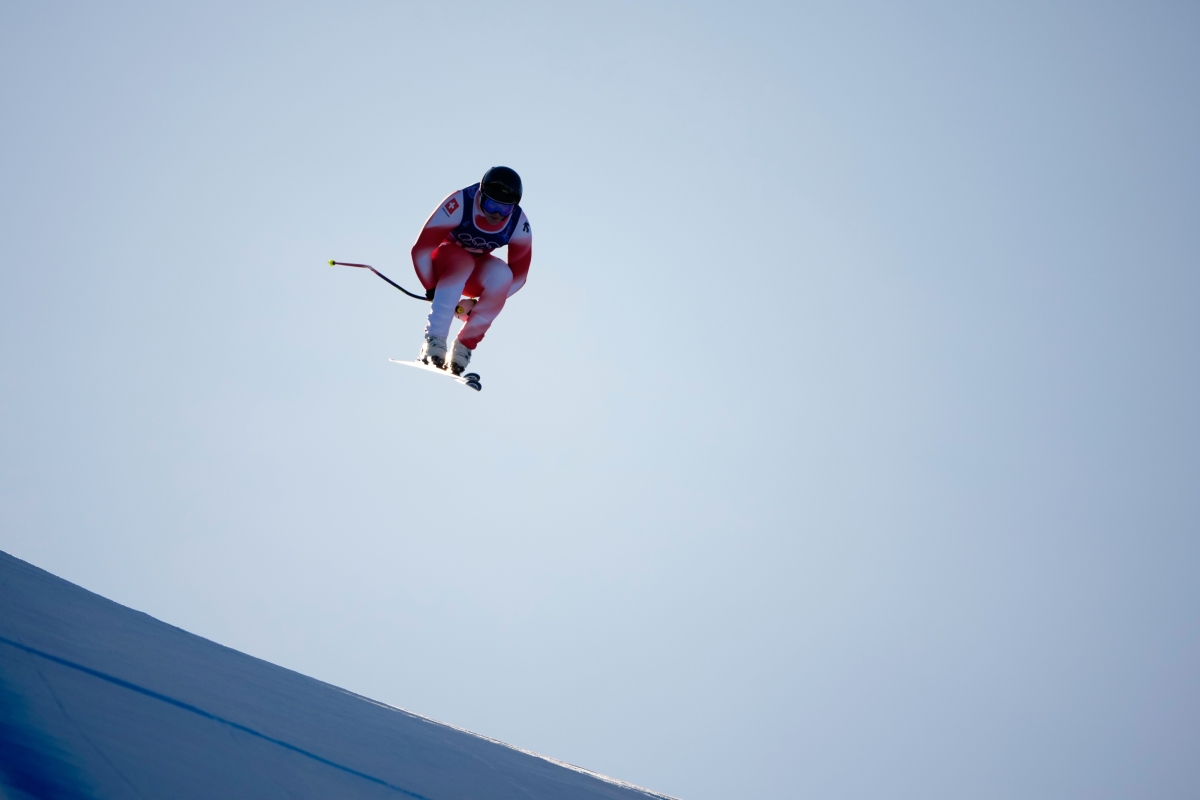 프란요 폰 알멘(스위스)이 10일(한국시간) 이탈리아 보르미오 스텔비오 스키센터에서 열린 알파인 스키 남자 팀 복합 경기에서 활강 구간을 점프하고 있다.  보르미오 AP 연합뉴스