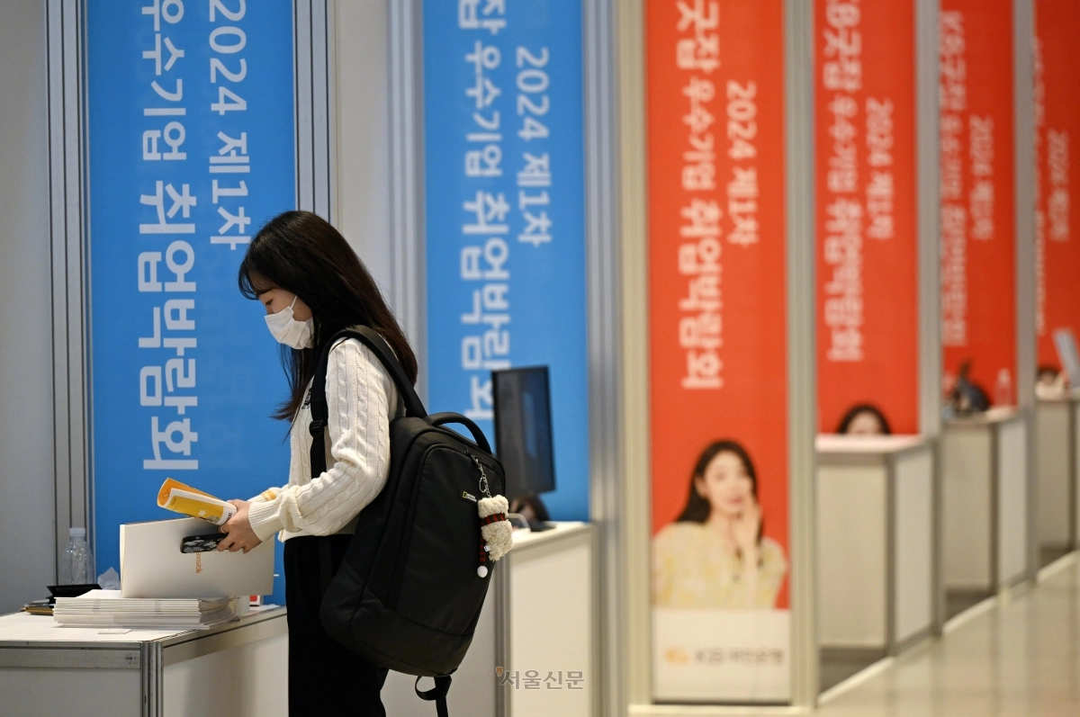 서울 강남구 코엑스에서 열린 KB 굿잡 우수기업 취업박람회에서 참가자들이 부스를 돌아보고 있다. 서울신문DB