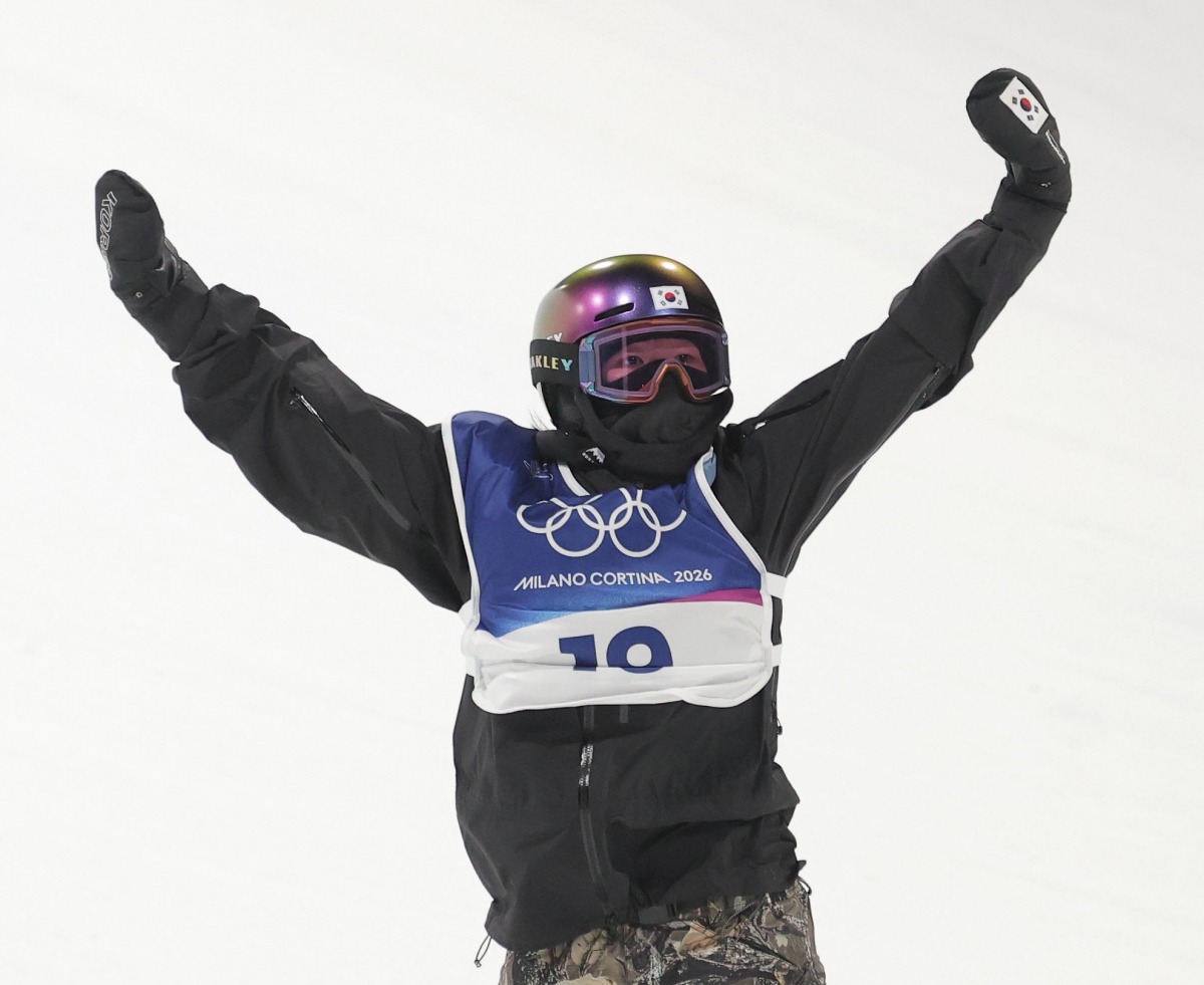 유승은이 10일(한국시간) 이탈리아 리비뇨 스노파크에서 열린 2026 밀라노·코르티나담페초 동계올림픽 스노보드 여자 빅에어 결선에서 2차 시기를 마친 뒤 두 팔을 들어올리고 있다. 2026.2.10 리비뇨 연합뉴스