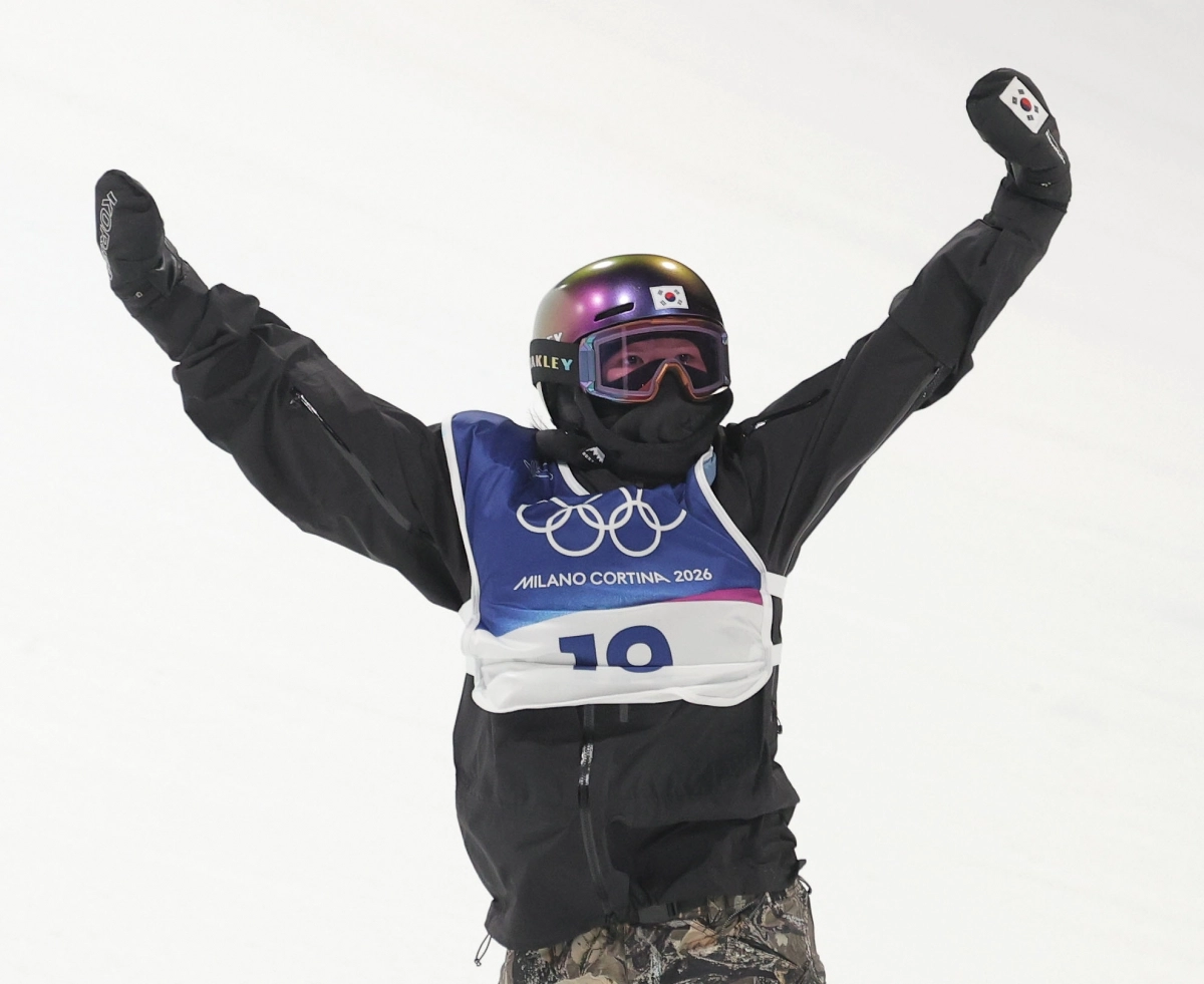 유승은이 10일(한국시간) 이탈리아 리비뇨 스노파크에서 열린 2026 밀라노·코르티나담페초 동계올림픽 스노보드 여자 빅에어 결선에서 2차 시기를 마친 뒤 두 팔을 들어올리고 있다. 2026.2.10 리비뇨 연합뉴스