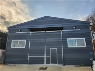 2025년 개발제한구역 주민지원사업으로 조성된 화성시 천천4리 공동 농기계보관 창고(경기도 제공)