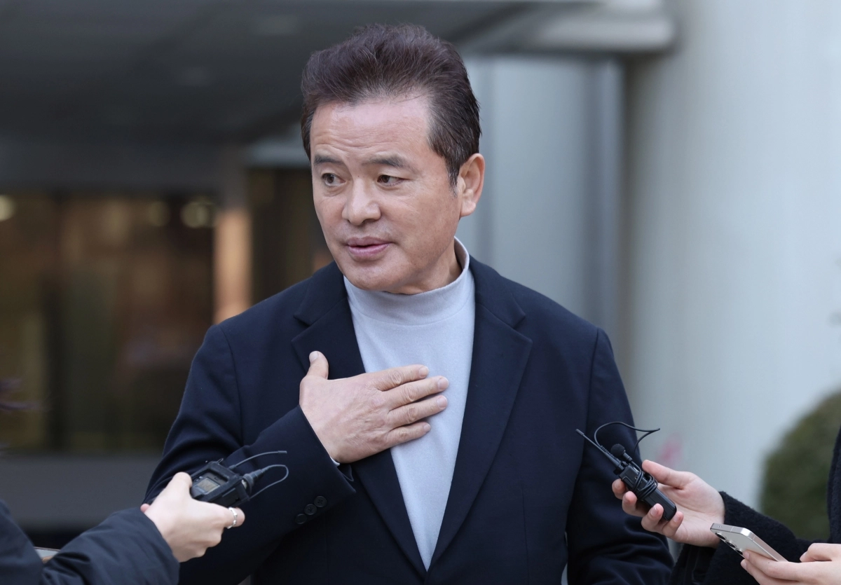 임종성 전 의원이 18일 서울 서초구 서울고법에서 열린 정당법 위반 2심 선고에서 무죄를 선고 받은 뒤 취재진 질문에 답하고 있다. 2025.12.18 뉴스1