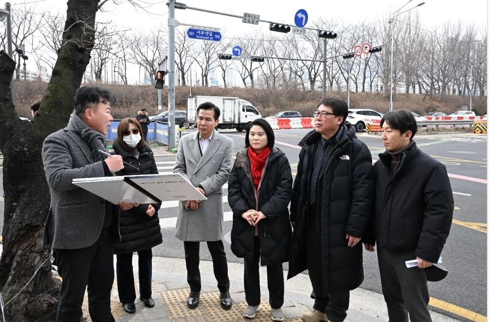 지난 10일 서부간선도로 가산한내육교 앞 교차로 현장을 점검한 서울시의회 시민권익위원회(위원장 김지향)
