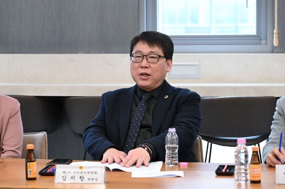 발언하는 김지향 위원장