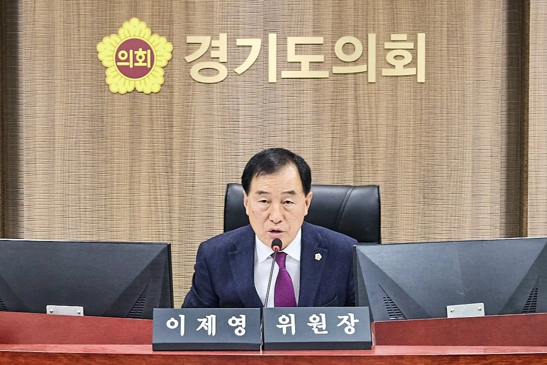 이제영 위원장이 10일 열린 제388회 임시회 제3차 미래과학협력위원회 회의에서 ‘경기 청소년 AI 성장 바우처’ 사업의 과다한 홍보비 책정을 지적하며 안건을 주재하고 있다.(사진=경기도의회)