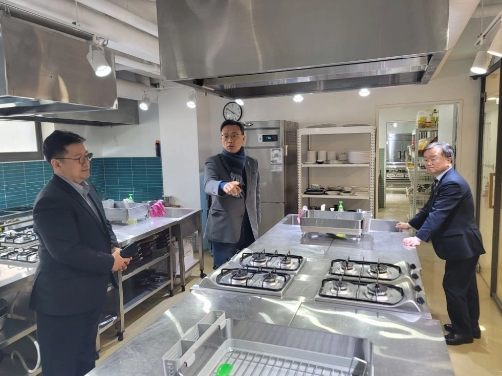 이날 현장을 둘러보는 이상훈 의원(가운데)