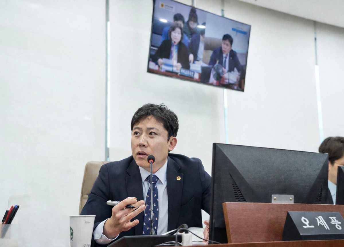 오세풍 의원이 10일 상임위 업무보고에서 지역교육국 대상으로 질의하고 있다.(사진=경기도의회)