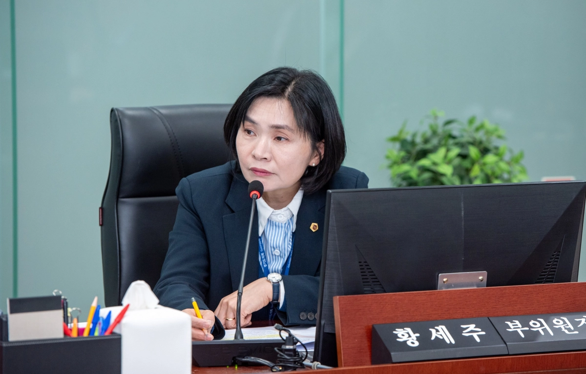 황세주 의원이 10일 열린 상임위 업무보고에서 복지국 대상으로 질의하고 있다.(사진=경기도의회)