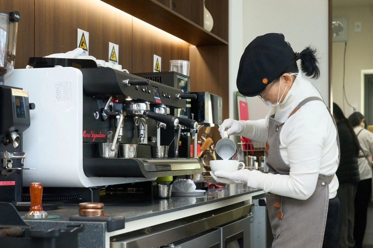 충남 천안시시니어클럽 시장형 사업단 시니어카페 ‘남산의 봄’ 근무자가 커피를 내리고 있다. 이종익 기자