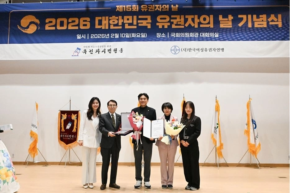 지난 10일 국회의원회관에서 개최된 ‘2026 대한민국 유권자 대상 시상식’에서 광역의원 부문 대상을 받은 김길영 의원(가운데)