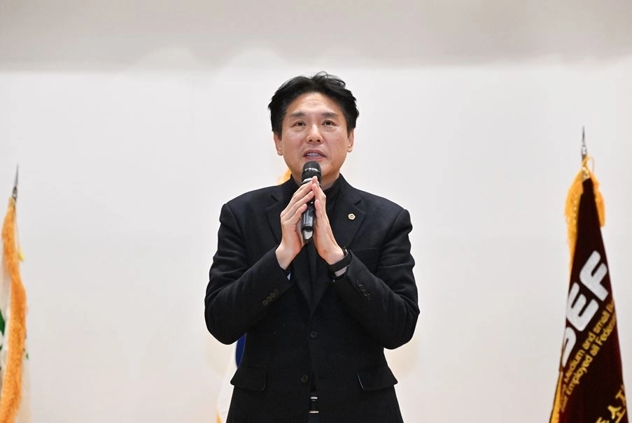 수상소감을 말하는 김길영 의원