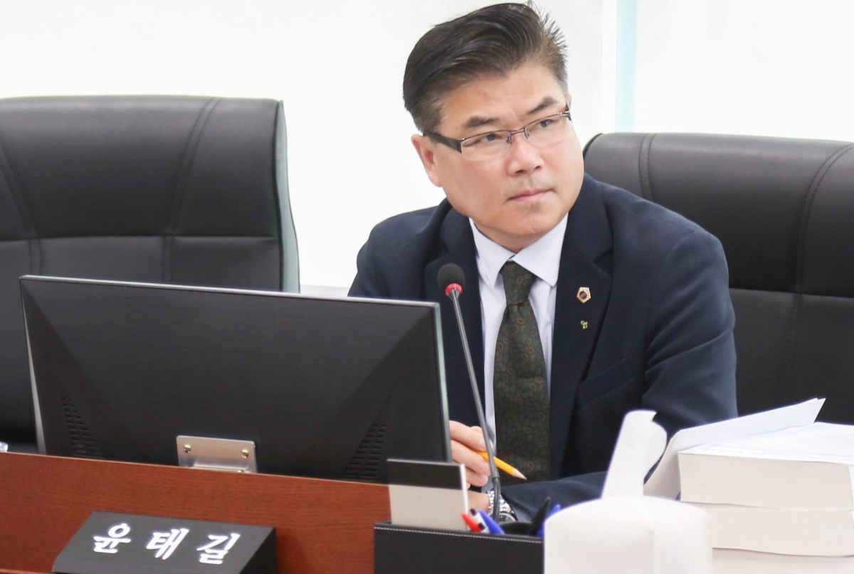 윤태길 의원이 10일 열린 상임위 업무보고에서 경기도사회서비스원 대상으로 질의하고 있다.(사진=경기도의회)