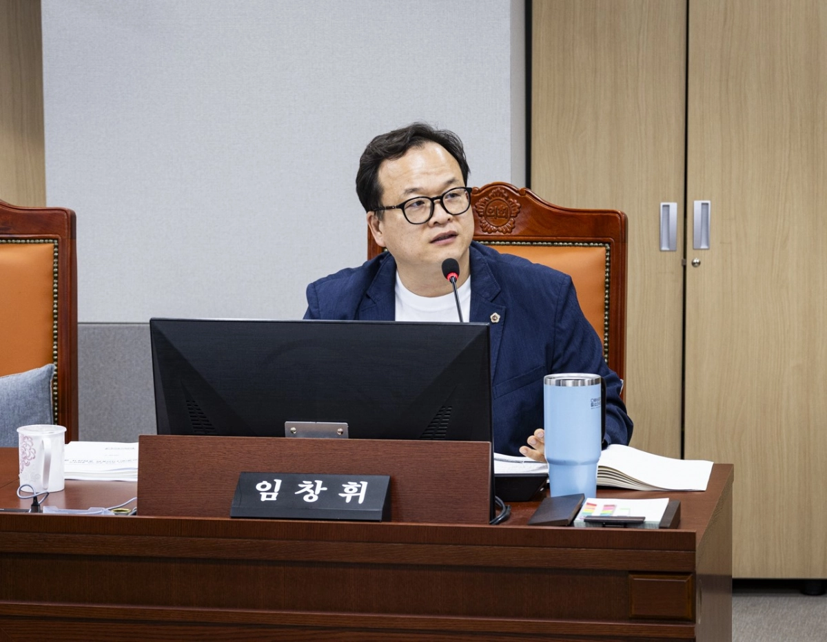 임창휘 의원이 10일 열린 상임위 업무보고에서 경기도보건환경연구원 대상으로 질의하고 있다.(사진=경기도의회)
