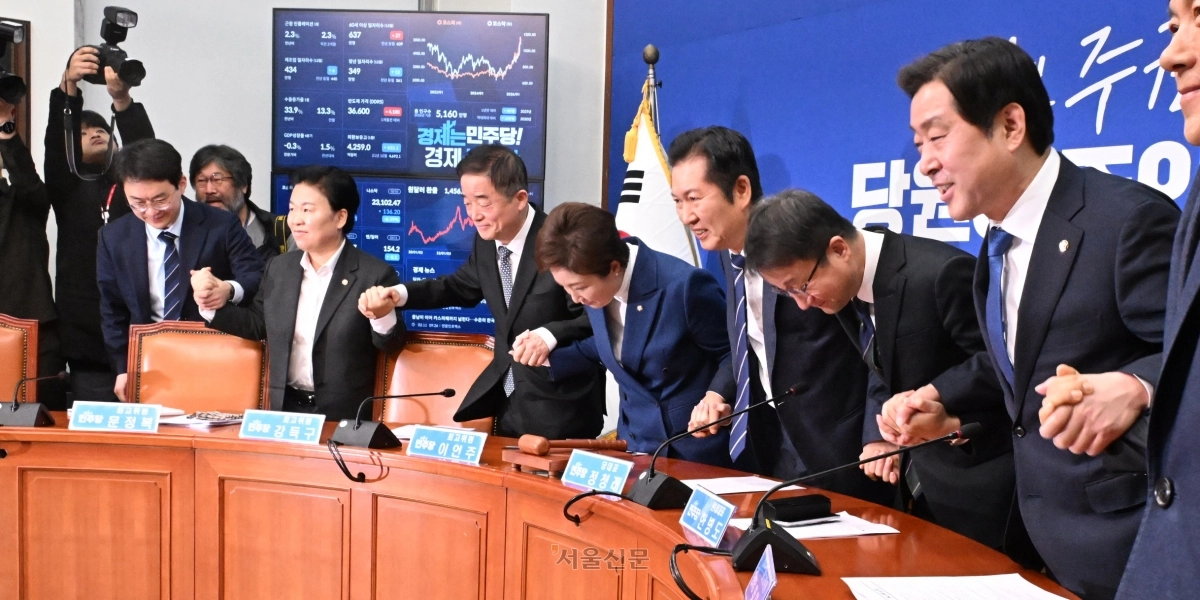 정청래 더불어민주당 대표와 한병도 원내대표를 비롯한 최고위원들이 11일 국회에서 열린 최고위원회의에서 손을 잡고 인사를 하고 있다. 2026.2.11 안주영 전문기자