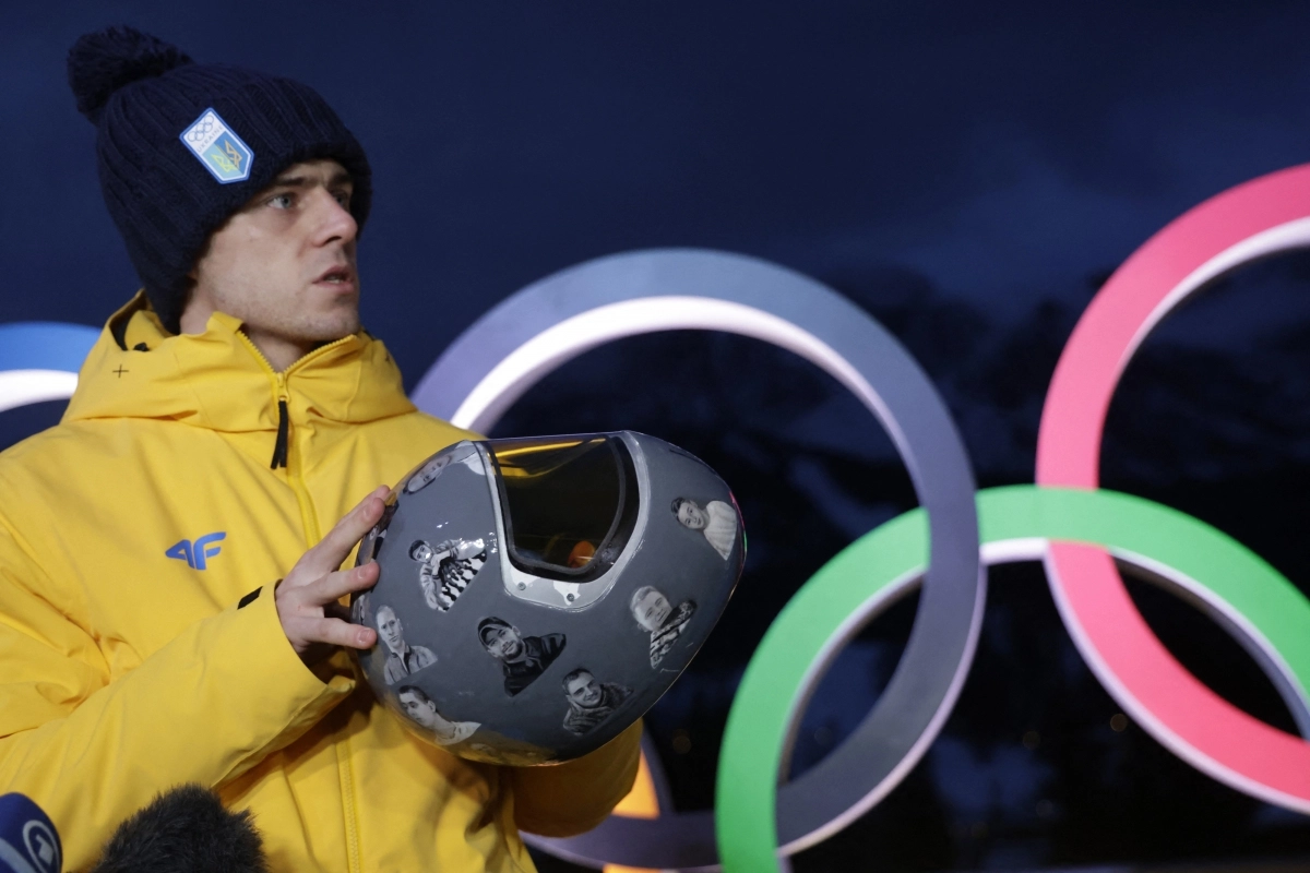 우크라이나 스켈레톤 국가대표 블라디슬라프 헤라스케비치가 11일(한국시간) 이탈리아의 코르티나 슬라이딩 센터 인근에서 기자회견을 열고 전쟁 희생자에 대한 추모 헬멧을 쓰겠다는 의지를 드러내고 있다. 코르티나 로이터 연합뉴스