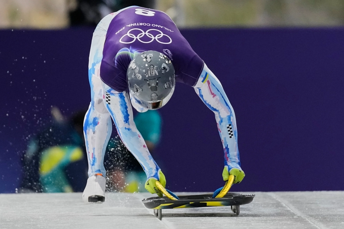 10일(한국시간) 이탈리아의 코르티나 슬라이딩 센터에서 추모 헬멧을 착용한 채 훈련하는 블라디슬라프 헤라스케비치. 코르티나 AP 연합뉴스