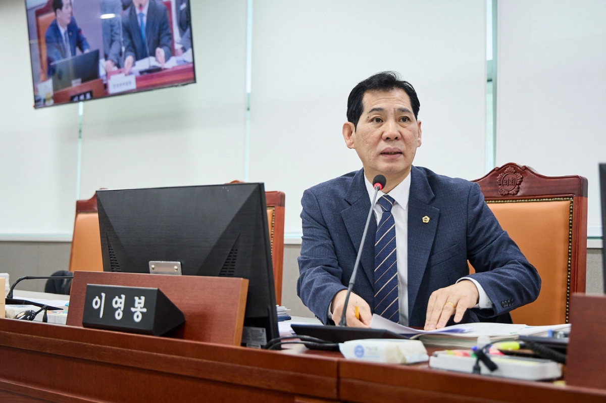 이영봉 의원이 10일 열린 제388회 임시회 안전행정위원회 소관 실국 업무보고에서 재난 대응은 피해자 권리와 인권 중심으로 조례 취지를 충실히 반영할 것을 강조하고 있다.(사진=경기도의회)