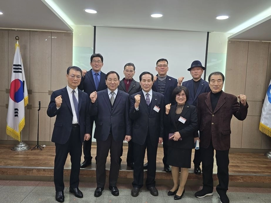 지난 7일 열린 제52차 서서울새마을금고 정기총회에서 참석자들이 기념촬영을 하고 있다.