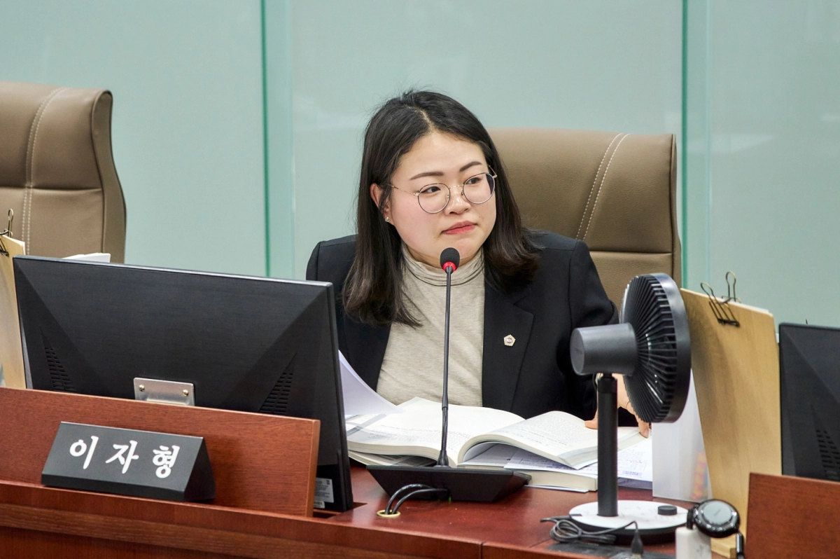 이자형 의원이 10일 제388회 교육행정위원회 업무보고에서 학교 현장체험 활성화를 위해 관내 대학 응급구조 전공자에 대한 보조인력 충원 검토를 제안하고 있다.(사진=경기도의회)