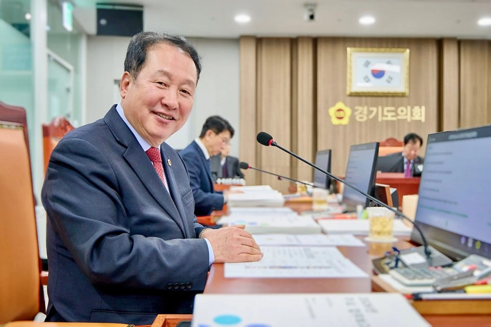 안계일 의원이 10일 열린 2026년 경기도 업무보고에서 경기도 인재개발원의 집합교육과 신규 공직자 교육 체계를 점검하고 체계적이고 효율적인 교육 운영 전략 마련을 주문하고 있다.(사진=경기도의회)