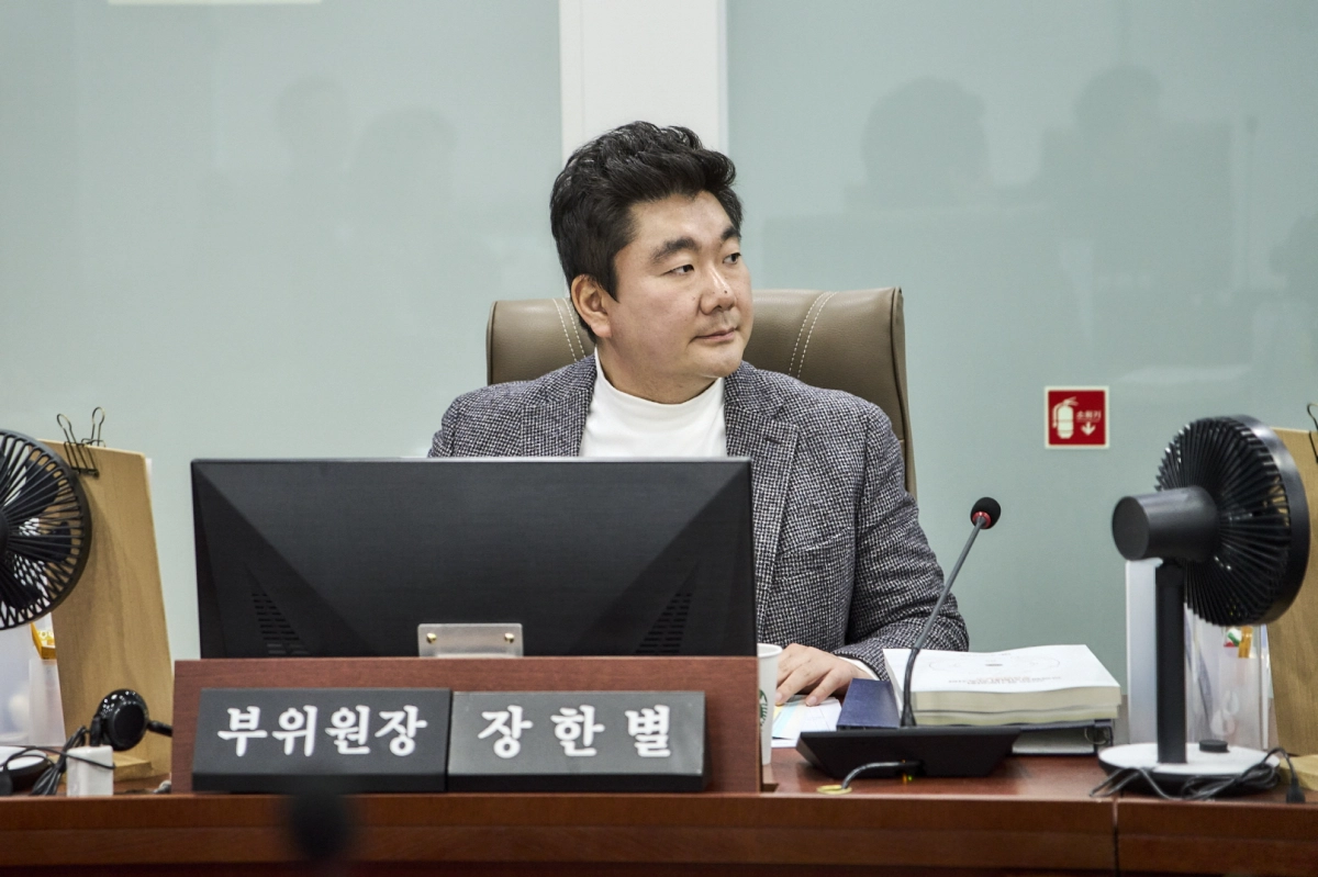 장한별 의원이 10일 제388회 경기도의회 임시회 교육행정위원회 상임위 업무보고에서 경기도교육청 지역교육국을 대상으로 질의하고 있다.(사진=경기도의회)