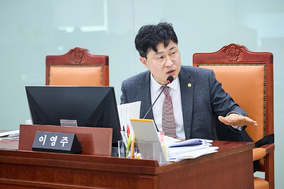 이영주 의원이 9일 열린 경기도 교통국의 2026년 주요 업무보고에서 교통국 대상으로 질의하고 있다.(사진=경기도의회)