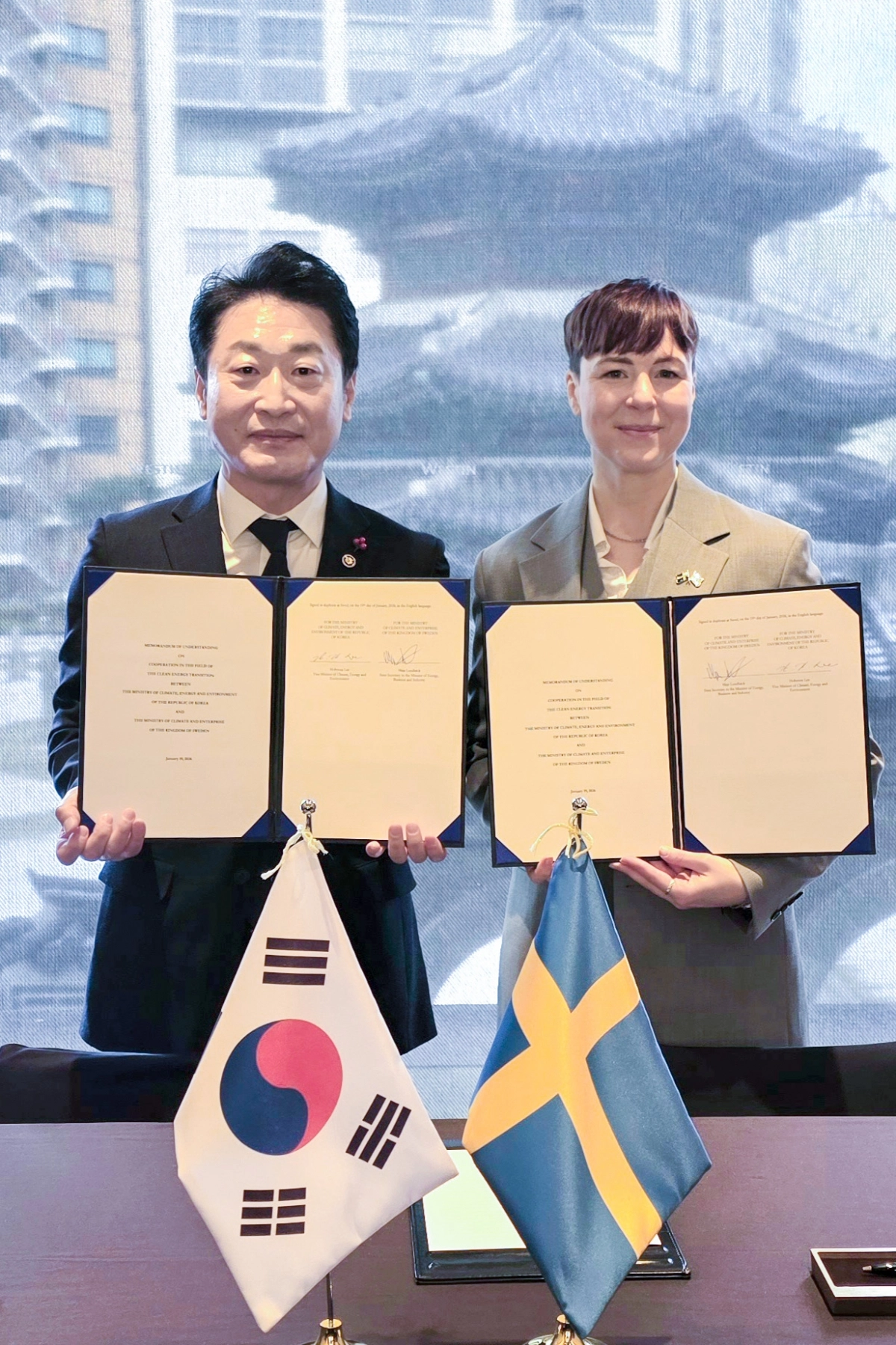 이호현 기후에너지환경부 2차관(사진 왼쪽)이 1월 19일 서울 중구 웨스틴조선호텔에서 마야 룬드베크 스웨덴 기후에너지 차관과 만나 ‘청정에너지 전환 분야 협력 양해각서’를 체결하고 기념사진을 촬영하고 있다. 기후에너지환경부