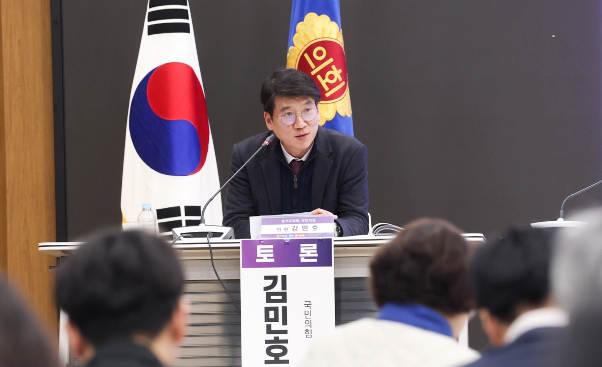 김민호 의원이 10일 경기도의회 대회의실에서 열린 ‘지방의회법 제정 및 지방의회 발전방안 모색을 위한 기획 학술세미나’에 ‘지방의회법 제정 총론 및 각론’ 세션 토론자로 참석해 발언하고 있다.(사진=경기도의회)