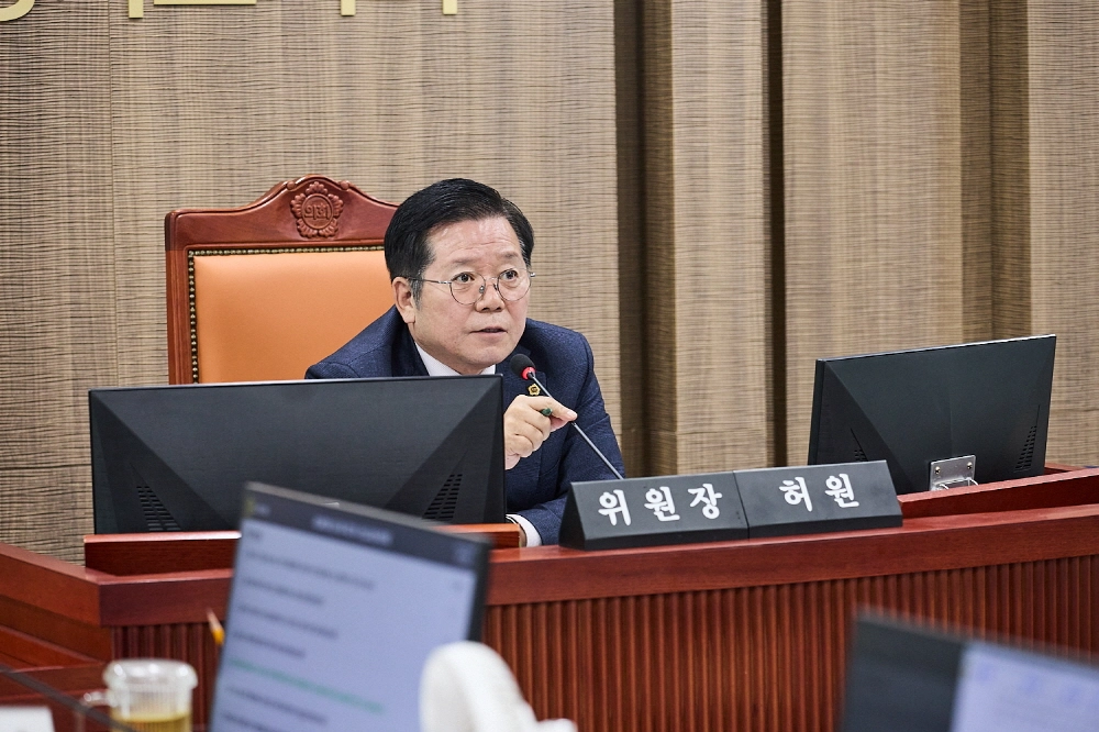 허원 위원장이 9일 열린 제388회 임시회 건설교통위원회 교통국 2026년 업무보고에서 마을버스 운수종사자 처우개선에 도 차원의 선제적 지원과 전담조직 신설 필요성을 강조하고 있다.(사진=경기도의회)