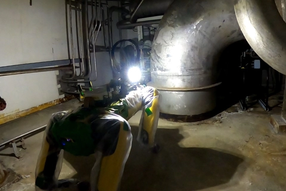 현대자동차그룹 로봇 전문 계열사 보스턴다이나믹스 4족 보행 로봇 ‘스팟’이 영국 원자력 시설 해체 공기업 셀라필드의 작업 현장을 순찰하고 있다.  현대차그룹 제공