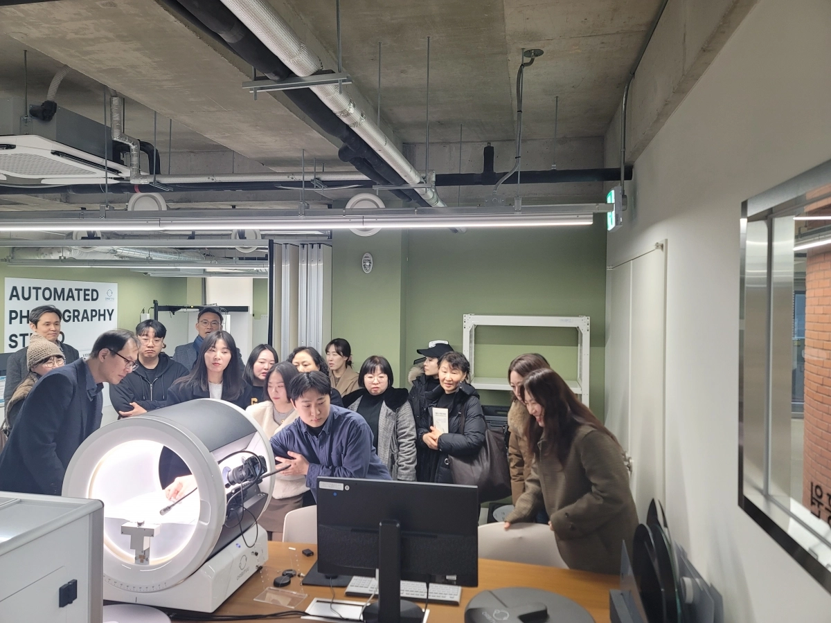 3D 프린터와 UV 프린터 등 첨단 장비를 통해 시제품 제작을 체험하는 이상훈 의원과 강북구 공예사업자들