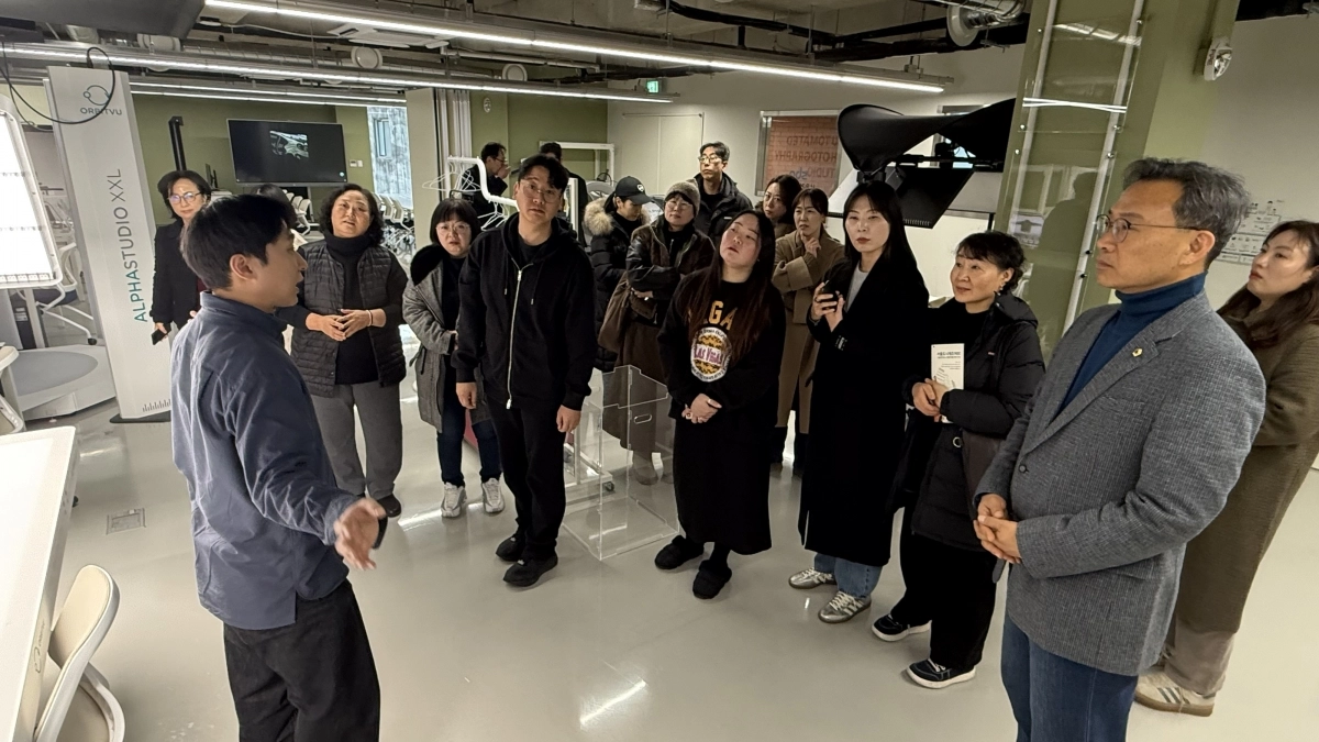 소공인 지원사업 설명회에서 구체적인 지원책 등을 설명듣는 이상훈 의원