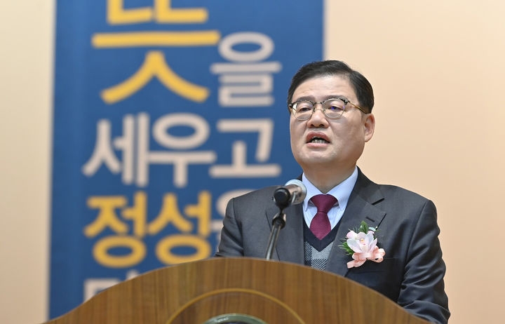학교법인 성인학원 호남대학교 박상건 제4대 이사장이 10일 오전 교내 문화체육관에서 열린 취임식에서 취임사를 하고 있다.  호남대 제공
