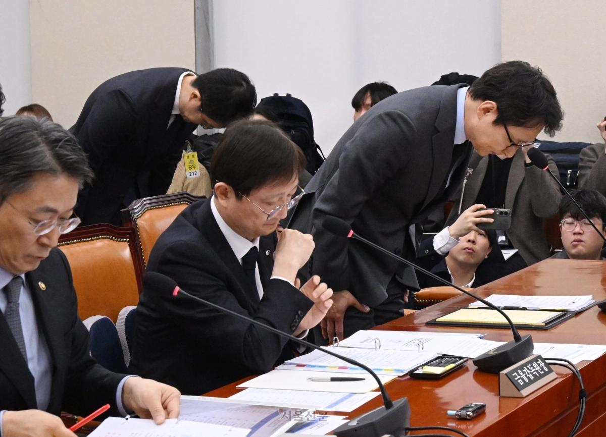 이재원 빗썸 대표이사가 11일 국회에서 열린 정무위원회 전체 회의에서 국내 가상자산거래소 빗썸에서 발생한 거액의 비트코인 오지급 사태를 놓고 긴급 현안질의에 답하기에 앞서 임원들과 함께 고개 숙여 사과하고 있다. 2026.2.11 안주영 전문기자