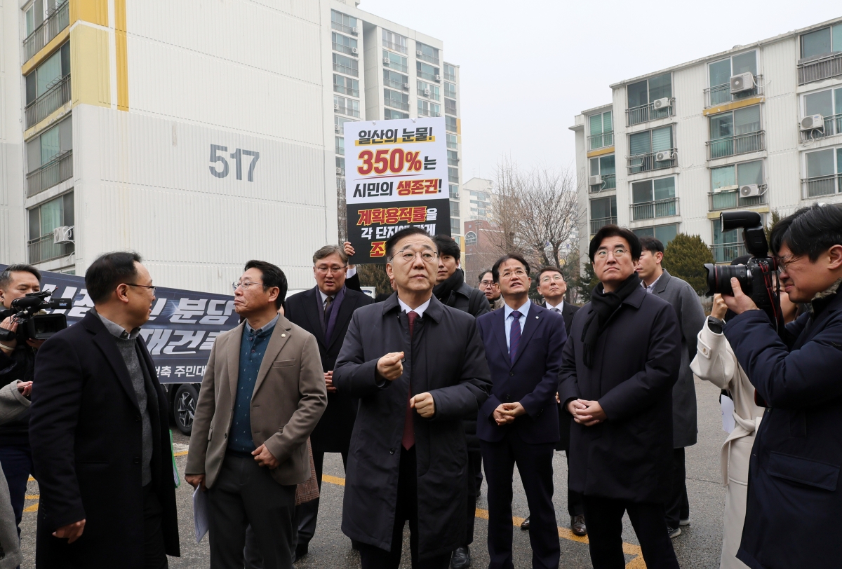 김윤덕 국토교통부장관이 11일 경기도 고양시 정비사업 선도지구 아파트 단지를 방문, 현장 진행 상황을 점검하고 있다. 연합뉴스