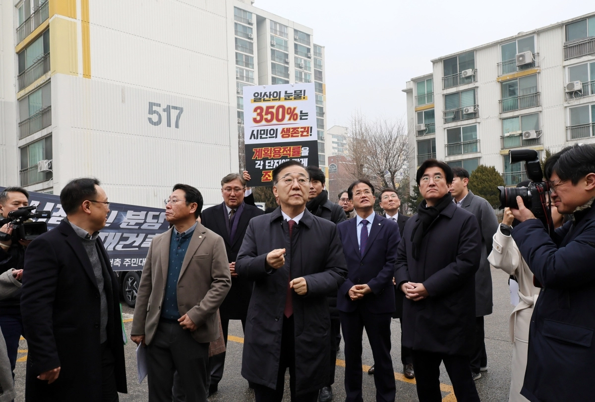 김윤덕 국토교통부장관이 11일 경기도 고양시 정비사업 선도지구 아파트 단지를 방문, 현장 진행 상황을 점검하고 있다. 연합뉴스
