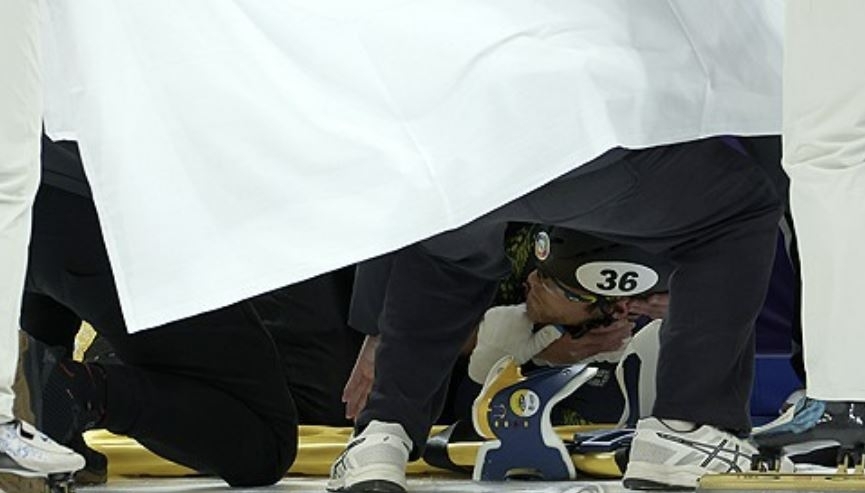 2025 베이징 쇼트트랙 세계선수권대회 당시 코리의 부상 순간.  AP연합뉴스 자료사진.