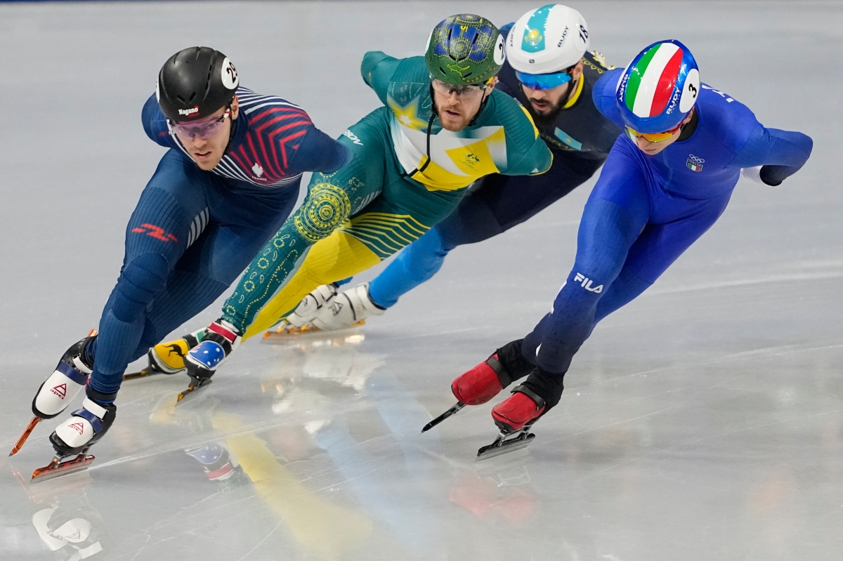 브렌던 코리(호주·왼쪽 두 번째)가 10일 이탈리아 밀라노에서 열린 2026 밀라노·코르티나 동계올림픽 쇼트트랙 남자 1000m 예선에서 쿠엔탱 페르코크(프랑스·왼쪽), 데니스 니키샤(카자흐스탄·오른쪽 두 번째), 피에트로 시겔(이탈리아·오른쪽)과 레이스를 펼치고 있다. AP 뉴시스