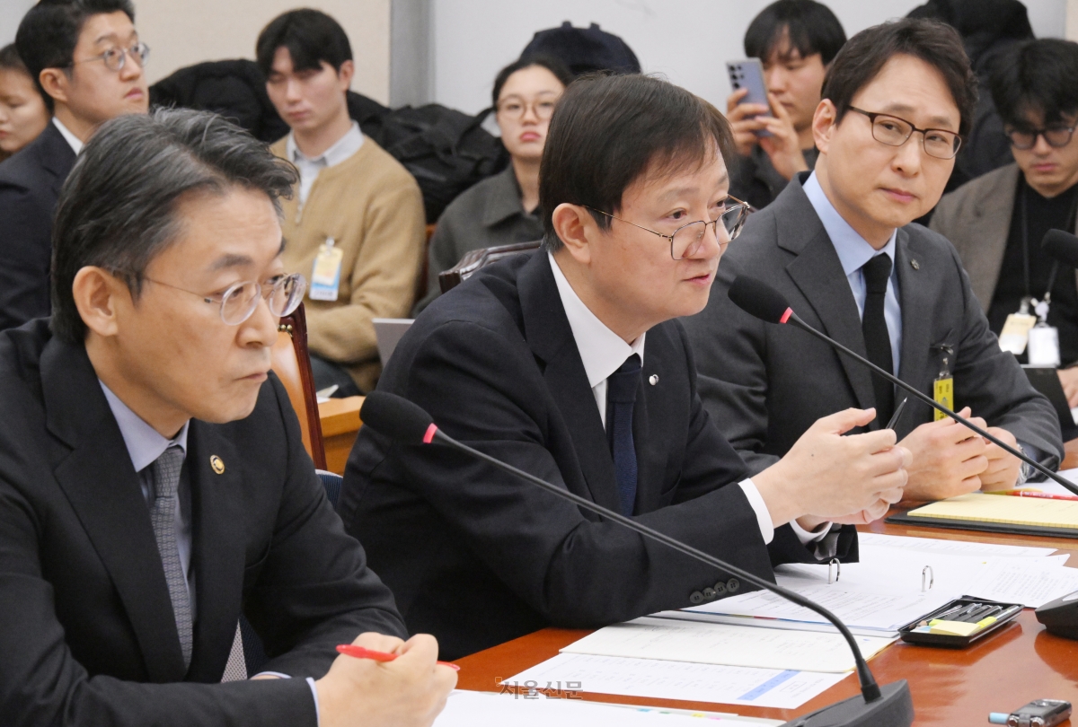 이찬진 금융감독원장이 11일 국회에서 열린 정무위원회의 국내 가상자산거래소 빗썸에서 발생한 거액의 비트코인 오지급 사태를 놓고 벌인 긴급 현안질의에서 여야 의원들의 질의에 답하고 있다. 오른쪽은 이재원 빗썸 대표이사. 2026.2.11 안주영 전문기자