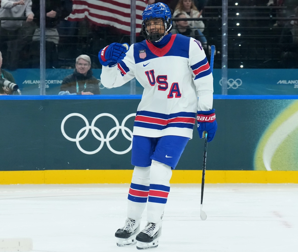 미국 여자 아이스하키 국가대표 라일라 에드워즈가 11일(한국시간) 이탈리아 밀라노 산타줄리아 아이스하키 아레나에서 열린 2026 밀라노·코르티나담페초 동계올림픽 조별리그 A조 4차전에서 캐나다를 상대로 골을 넣은 뒤 기뻐하고 있다. 밀라노 AP 연합뉴스