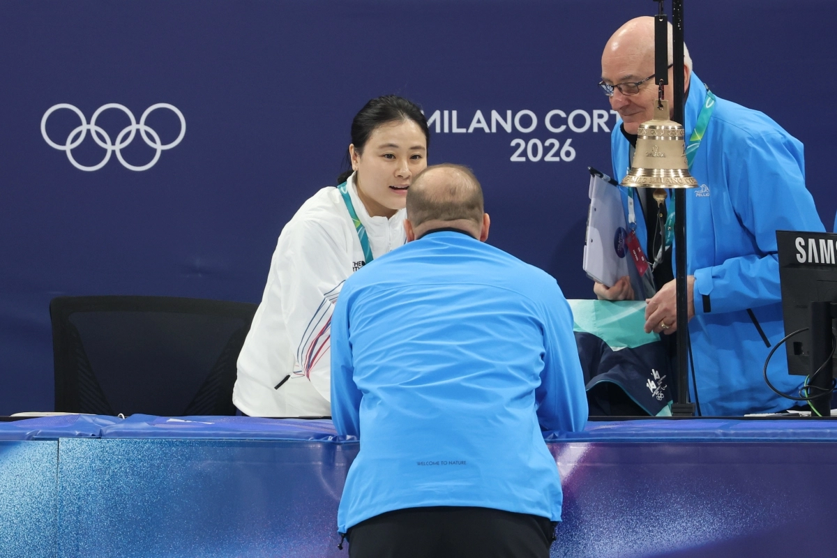 10일(현지시간) 이탈리아 밀라노 아이스스케이팅 아레나에서 열린 2026 밀라노ㆍ코르티나담페초 동계올림픽 쇼트트랙 혼성계주 준결승에서 김길리가 미국팀과 충돌해 넘어지자 경기가 끝난 뒤 김민정 코치과 심판진과 대화를 나누고 있다. 2026.2.10 연합뉴스