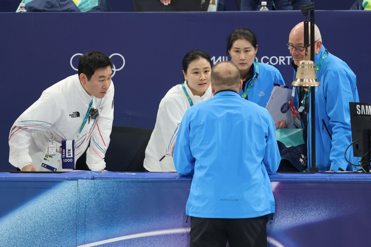 10일(현지시간) 이탈리아 밀라노 아이스스케이팅 아레나에서 열린 2026 밀라노ㆍ코르티나담페초 동계올림픽 쇼트트랙 혼성계주 준결승에서 김길리가 미국팀과 충돌해 넘어지자 경기가 끝난 뒤 김민정 코치과 심판진과 대화를 나누고 있다. 2026.2.10 연합뉴스