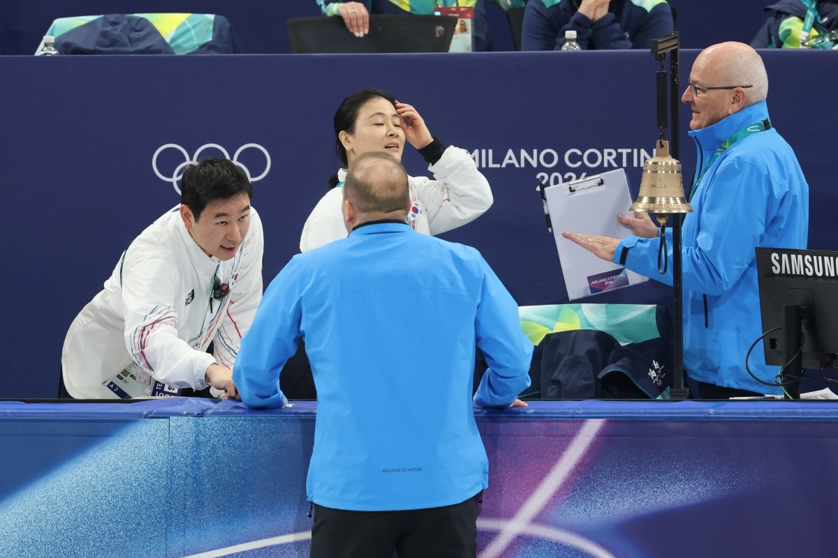 10일(현지시간) 이탈리아 밀라노 아이스스케이팅 아레나에서 열린 2026 밀라노ㆍ코르티나담페초 동계올림픽 쇼트트랙 혼성계주 준결승에서 김길리가 미국팀과 충돌해 넘어지자 경기가 끝난 뒤 김민정 코치가 심판진과 대화를 나누고 있다. 2026.2.10 연합뉴스