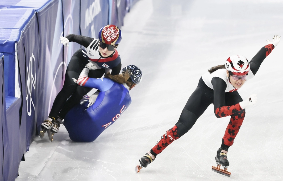 쇼트트랙 김길리가 10일(현지시간) 이탈리아 밀라노 아이스스케이팅 아레나에서 열린 2026 밀라노·코르티나 담페초 동계올림픽 쇼트트랙 혼성계주 준결승에서 미국 커린 스토더드와 충돌하고 있다. 2026.02.10 뉴시스